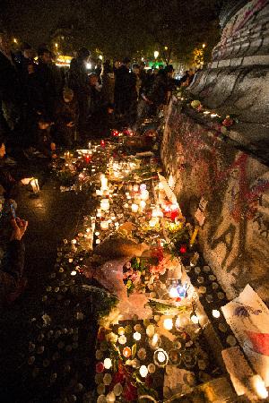 11月14日,在法国巴黎共和国广场,人们点燃蜡烛,寄托哀思,悼念恐怖袭击