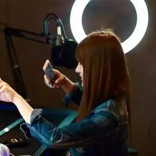 如何微信直播手机分享屏幕 手机快手直播怎么分享屏幕