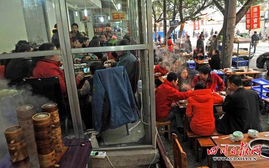冬至日成都羊肉一条街商家拉客抢生意