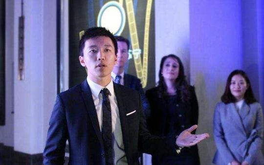 父亲给他寄大学生活费，他偷偷拿去投资特斯拉，现在父子身家千亿