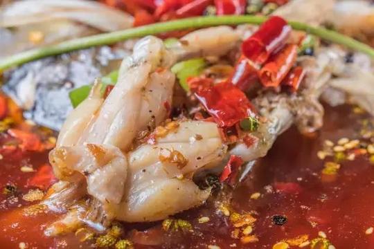 昆明位置极差冷门火锅,靠祖传三代人手艺买3套房