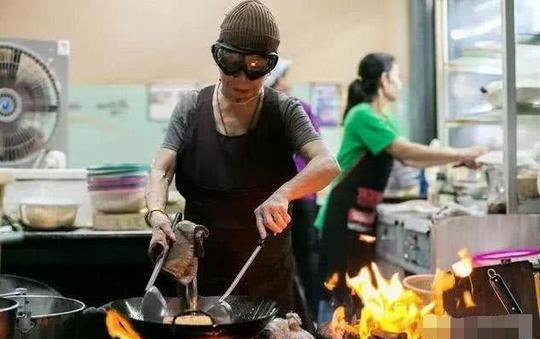 泰国老太开饭店,一份炒河粉80多元人民币,生意异常火爆!