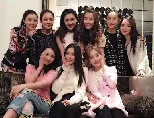 李小璐闺蜜团给杨幂庆生却不见李小璐大幂幂果然谁红
