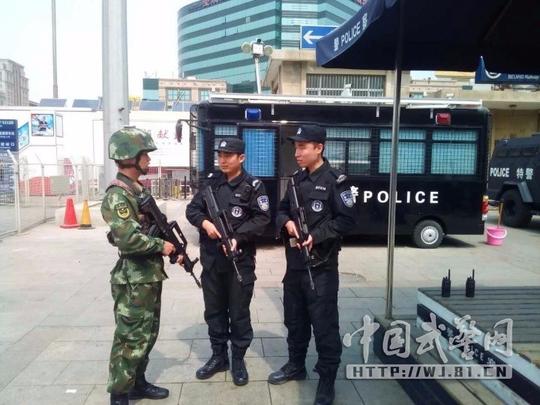 武警北京总队某部官兵协同北京站地区公安,特警进行联合方案演练
