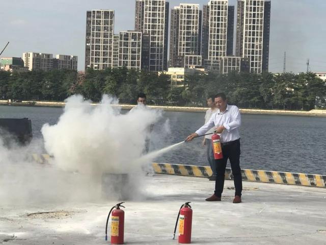 火灾中遇到烟气为什么要用湿毛巾捂住口鼻