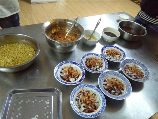 美食正文手工擀面皮工序比较复杂,但是口感却非常的好,现在纯手工