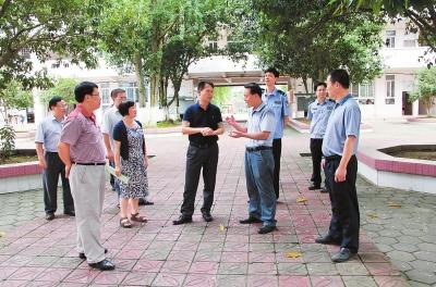 平南县县长区杰和县委常委,副县长宁一松到平南县中学检查高考
