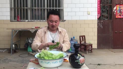 农村小伙吃一脸盆生菜，再配一包辣条半斤白酒，这样吃第一次见