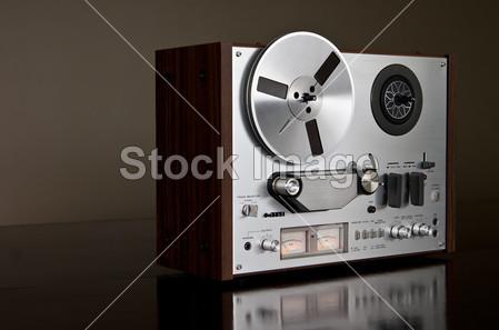 老式模拟盘式立体声磁带卡座录音机图片素材