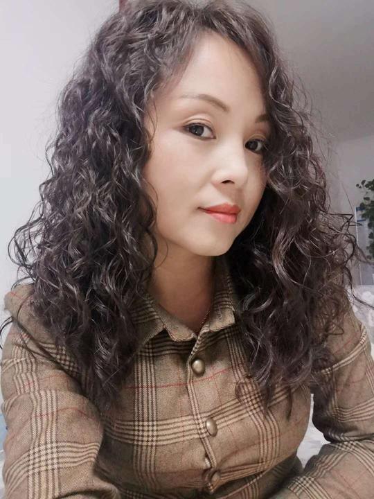 四个闺蜜烫了泡面头,两个洋气两个老气,什么人适合泡面头?