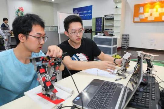 从2015年开始,上海理工大学将面向2015级全体本科新生推出必修的"