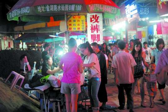 街边改衣服的地摊生意同样十分红火.