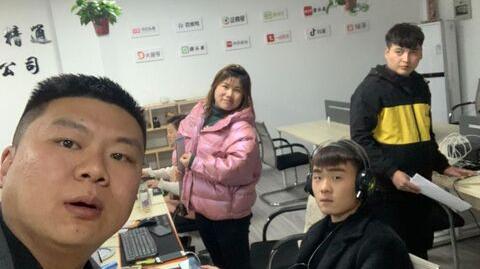 农村小伙投资10万创业，老人儿童都可以做，月入过万真的不难