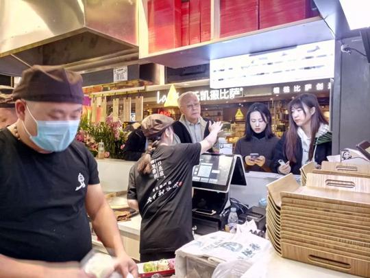华府『视觉美』大申利生煎开业大排长队10小时,90后创业网红直播卖