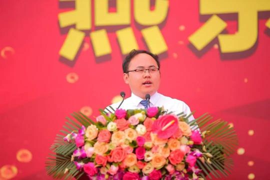 正文毕业生,家长,教师代表和校友代表向2018届毕业生送达了祝福.