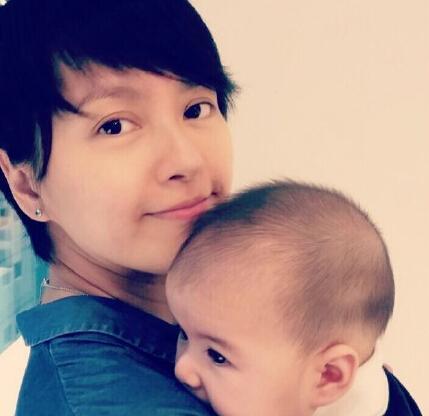 新儿睡觉抿嘴笑是怎么回事