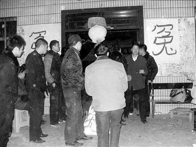 2月19日晚，尸检结束后，法医走出设在殡仪馆的死者灵堂。《南方都市报》供图