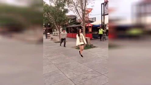 户外恶搞路人，笑喷了