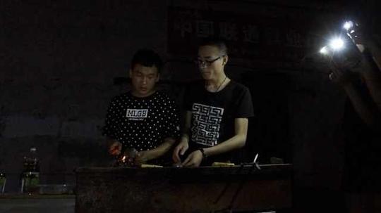 2大学生合伙卖烤串:为家里减轻负担