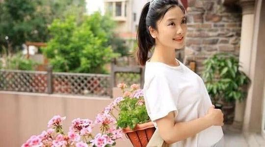 参观玲花住的豪宅，如今在家做家庭主妇，依然很喜欢音乐创作