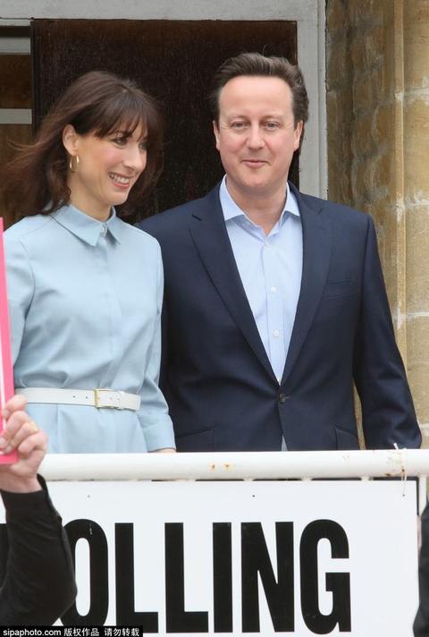 英国大选各党首携妻投票"夫妻同心"