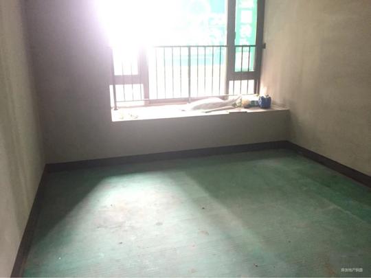 凡尔赛三期一楼,靠近学校,交通便利,适合老人居住或做生意