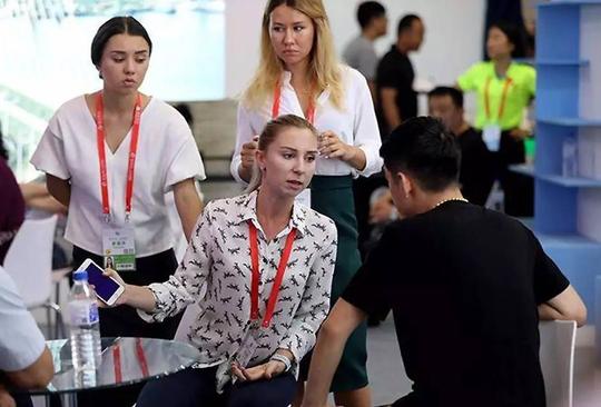 俄罗斯美女做生意吸金希望在中国遇见爱情
