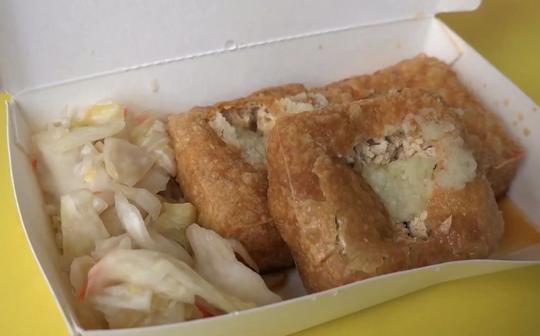 台湾夜市小吃集锦，老板手法纯熟，料足量大生意火爆