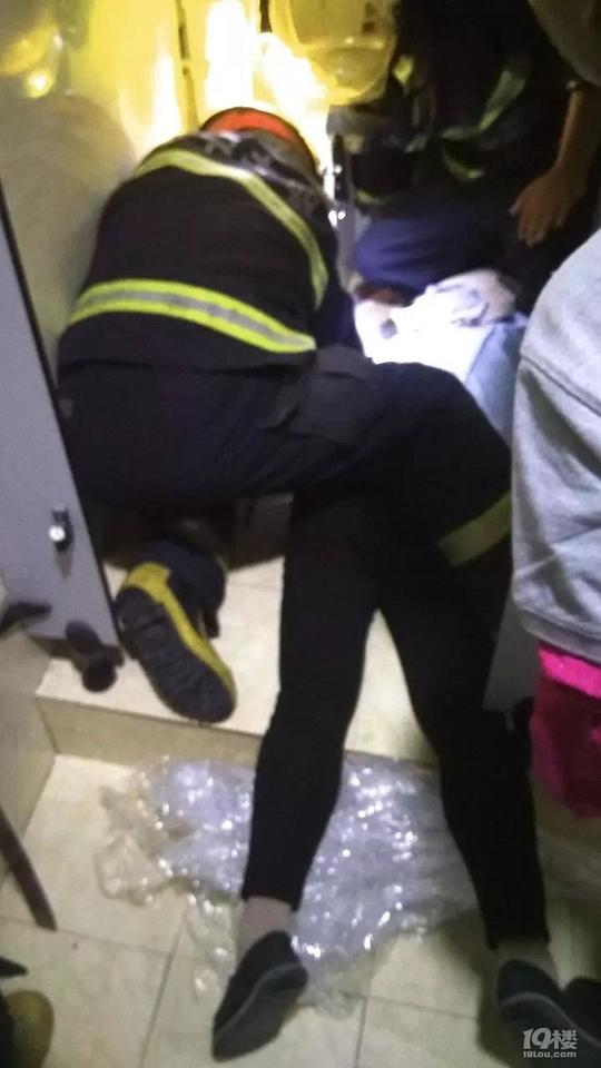 手机掉进厕所蹲坑，浙江女子伸手去捡卡住了
