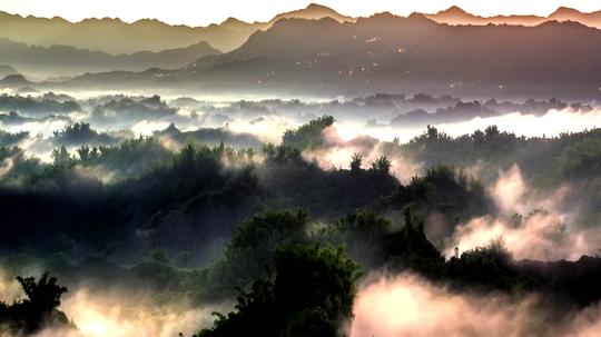 4k群山山峰山雾云雾云海_3840x2160_高清视频素材下载