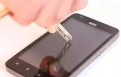 「实用」别再给你的手机贴膜了!贴了白贴还影响健康
