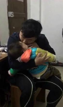 最近网友发来一段视频,一个爸爸用嘴吸宝宝的鼻涕,画面有点恶心感