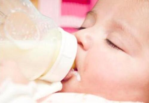 宝宝不吃奶怎么办,一喂就哭