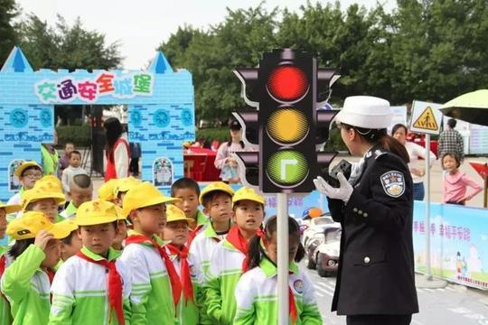 孩子们游玩了知识涂鸦,极速赛车等项目后,即可获得交通安全趣味文具