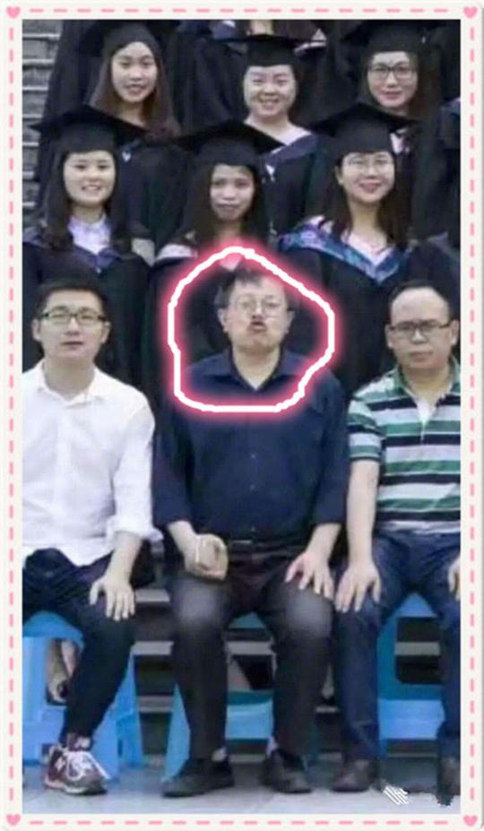 这位老师在学生毕业照时不仅留了日本军官那样的胡须,还做出一副搞怪