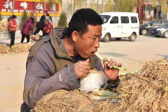 "生意不好,胡吃点不饿就行",37岁的吴大哥看着一车的大葱对笔者说.