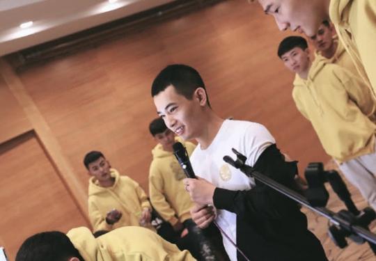 快手吴迪携手户外发一起直播,学习天道获点赞,老奶奶
