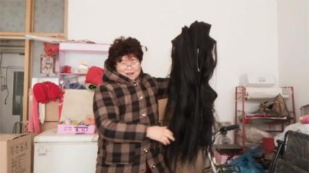 奶奶60岁了还闲不住，找个手工活在家干，既能赚钱还能打发时间
