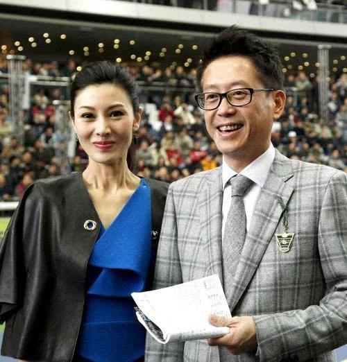 因没钱被女友富豪父亲看不起，分手后创业赚百亿，结果娶了个嫩模