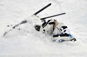 谷爱凌摔倒已不能走路