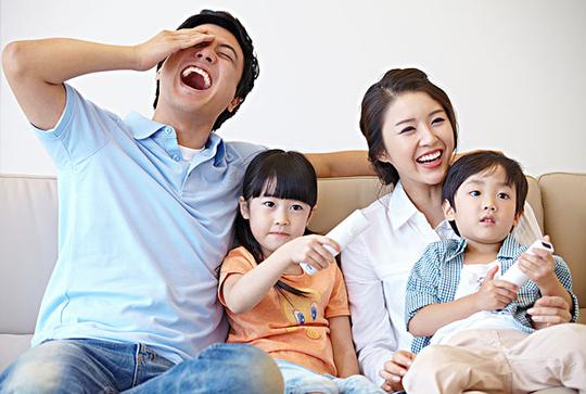 家人看电视的肖像图片素材_家人看电视的肖像图片素材