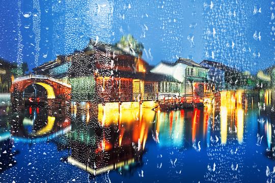 古镇下雨的夜景和倒影