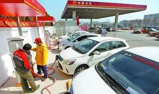 川首座加油充电站落户泸州,龙马城北加油充电站可同时为30辆电动汽车