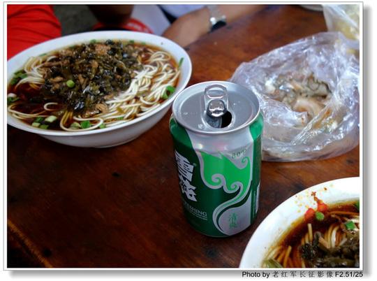 六元一大碗的雪菜肉丝面,仙草兄带的猪头肉,啤酒,吃饱喝足回家啰!