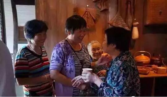 就连平时一直在家的大妈,也会到这里,约上几个朋友,谈谈