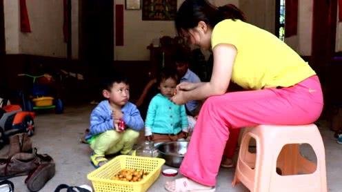 郴州娘家带来的枇杷，农村媳妇把它做成冰糖枇杷膏，看她怎么做?