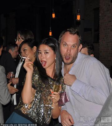 朱珠国外留学派对抽烟表情照片