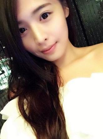 豆腐西施!美女模特摆摊卖臭豆腐顾客:下次还要来(组图)