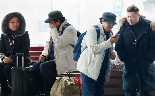 街头测试:务工老人问路人借手机联系儿子,听到电话内容路人哭了