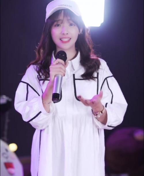 爆红抖音,兔子牙一首歌曲百万播放圈粉无数